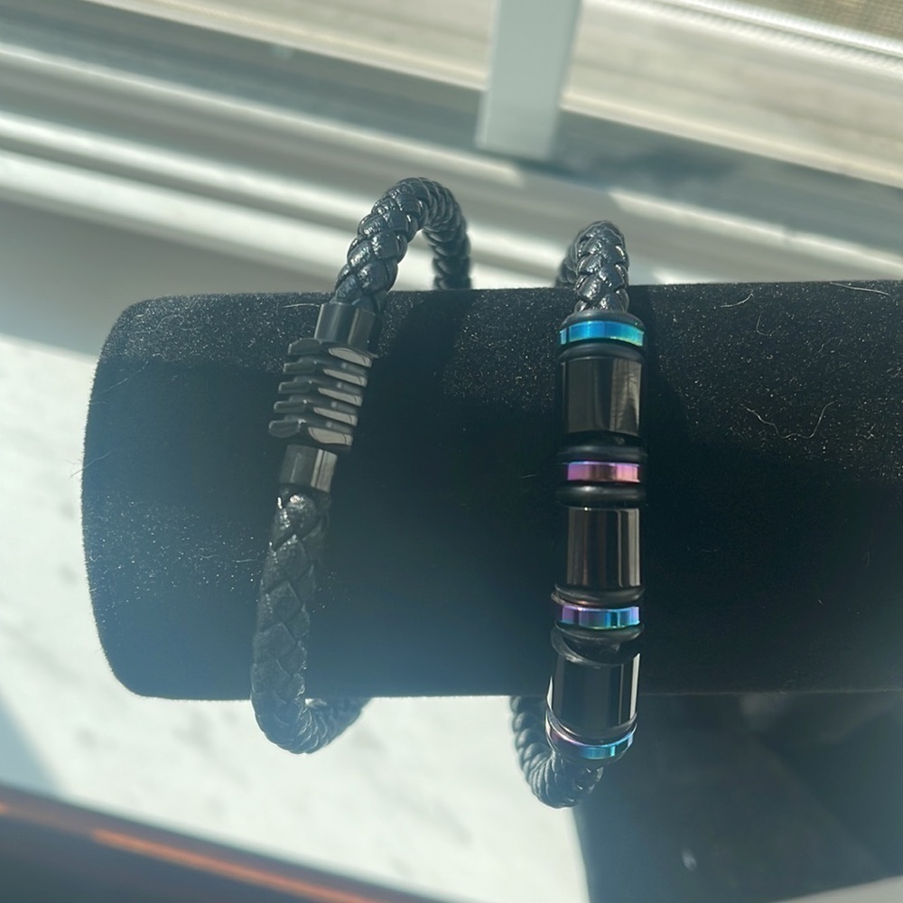 MAGNETIC Iridescent Bracelet - Picture 3 of 3